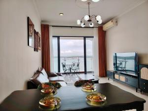 Et opholdsområde på Ocean View Family Suite