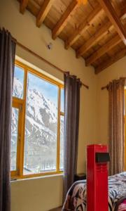 加沙Lhaksam Homestay By StayApart的一间卧室，可从窗户欣赏山景