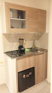 a small kitchen with a stove and a sink at Apartamento Aeropuerto Rionegro in Rionegro