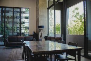ein Esszimmer mit Tisch und Stühlen in der Unterkunft Binen 806 in Miravalle