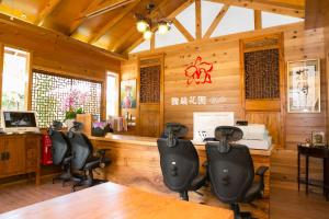 een kantoor met stoelen en een bureau in een kamer bij Grand Orchid Resort Villa in Liugui