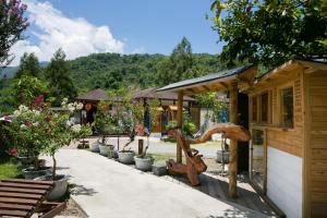 um jardim com vasos de plantas e um edifício em Grand Orchid Resort Villa em Liugui