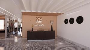 un vestíbulo con un hmo cuando se firma en una pared en Khách Sạn Hạo Nhiên, en Buon Ma Thuot