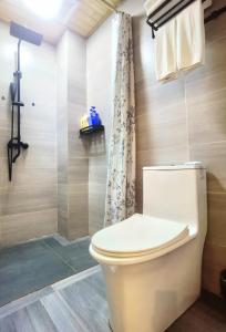 un bagno con wc e doccia di Guilin Changshe Hotel a Guilin Altre 54 foto