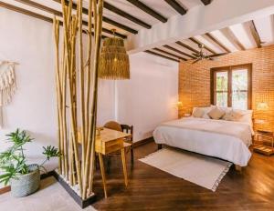 a bedroom with a bed and a desk in a room at La Fontaine de Tara in Siem Reap