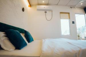 Art Bliss Hostel客房内的一张或多张床位