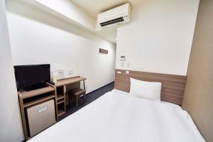 福岡市にあるWashington R&B Hotel Hakata Ekimae 2のベッドとテレビ付きの机のある寝室 +31枚の写真