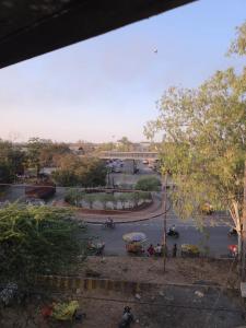 Blick auf eine Straße in einer Stadt mit einem Gebäude in der Unterkunft Hotel Kiwi Inn Reginoal Park in Indore