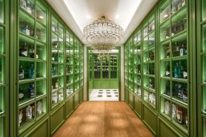 马德里敏特文奇酒店的绿色步入式厨房,配有绿色橱柜和吊灯