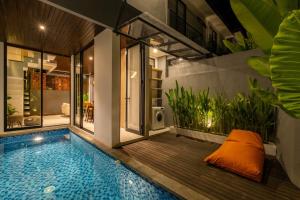 ein Swimmingpool mitten in einem Haus in der Unterkunft Private Villa Ayra 8D by OriVista 10min to Melasti Beach in Uluwatu