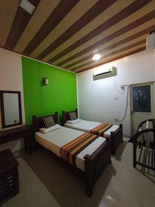 Uma cama ou camas num quarto em Prasanna Hotel and Rest