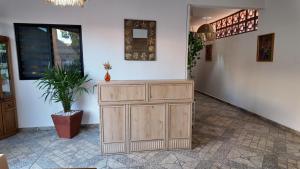 un armario de madera en una habitación con una maceta en MarJor Suites, en La Paz 77 fotos más