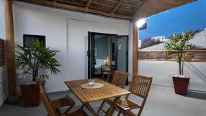 una mesa de madera y sillas en un patio con plantas en MarJor Suites, en La Paz