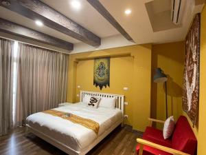 ein Schlafzimmer mit einem Bett und einem roten Stuhl in der Unterkunft 鹿莫思 Lumos in Qingshui