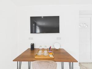 Minuman di Central Guest Room - En-Suite Parking
