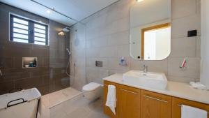 Koupelna v ubytování Pointe d'Azur Sea-View Apartment with LOV