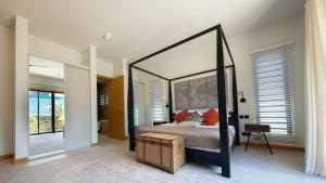 Postel nebo postele na pokoji v ubytování Pointe d'Azur Sea-View Apartment with LOV