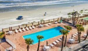 an overhead view of a swimming pool and the beach at Superior beach studio with Pool Access and free parking in Daytona Beach