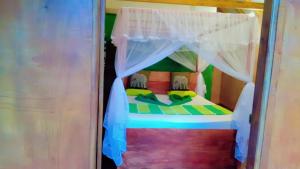 Voodi või voodid majutusasutuse Sigiri Aliya Tree house toas