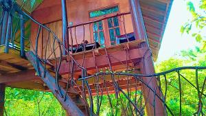 Rõdu või terrass majutusasutuses Sigiri Aliya Tree house