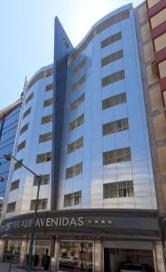 un edificio de oficinas con un cartel en la parte delantera en Hotel Alif Avenidas, en Lisboa