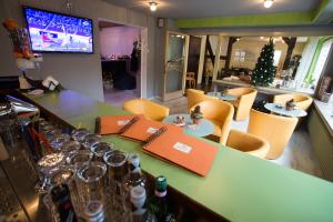 ブラウンラーゲにあるMemory Hotelのクリスマスツリーのあるレストランのバー