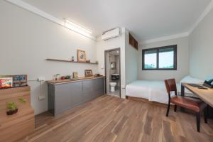 O bucătărie sau chicinetă la V-Village Apartment +1 fotografie