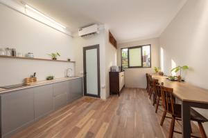 O bucătărie sau chicinetă la V-Village Apartment
