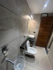 ein Badezimmer mit Toilette und Waschbecken in der Unterkunft hotel abhilasha pachmarhi ' in Pachmarhi