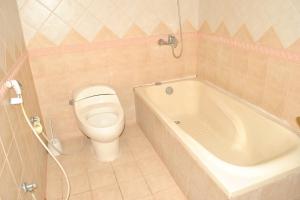 A bathroom at Golden Prince Hotel Al Fayizia