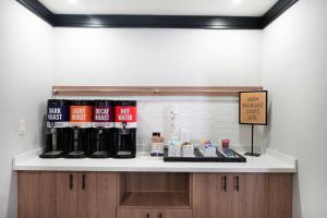 塔尔萨中心汉普顿套房酒店 的咖啡和沏茶工具