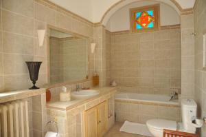 a bathroom with a sink and a tub and a toilet at Villa Valflor chambres d'hôtes et appartements in Marseille