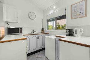Kuchyň nebo kuchyňský kout v ubytování Surfrider Studio - Pet Friendly - 1 Night Stays!