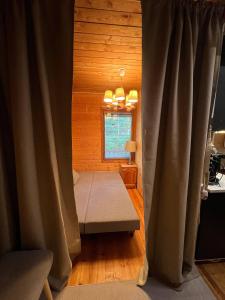 ハメーンリンナにあるWinter Wonderland Cabin in Hmeenlinna, Finlandの窓とソファ付きのリビングルーム