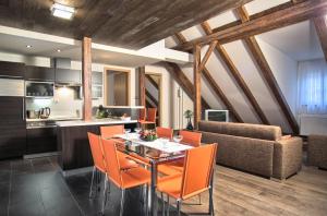 cocina y comedor con mesa y sillas en Residence Rybna en Praga