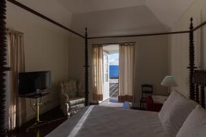 a bedroom with a bed and a view of the ocean at Casa da Rocha Quebrada in Lagoa