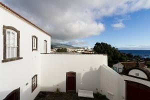 un edificio blanco con vistas al océano en Casa da Rocha Quebrada, en Lagoa