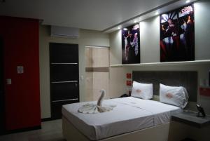Un dormitorio con una cama con un pájaro encima. en Motel el Circo, en San Pablo Etla