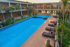 una vista dall'alto di una piscina in un hotel di Sansuntree a Lamphun Altre 29 foto