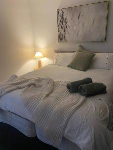 een slaapkamer met een bed met een deken erop bij Bayview Villa Portarlington in Portarlington