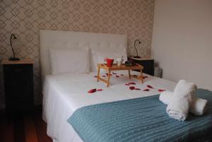 En eller flere senge i et værelse på GuestReady - Vila Rosa - Renovated Seaviews House