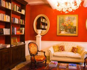 a living room with a couch and a mirror at B&B A Casa Dell'Antiquario in San Benedetto Po