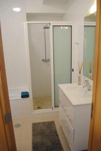 Et badeværelse på GuestReady - Vila Rosa - Renovated Seaviews House + 28 billeder