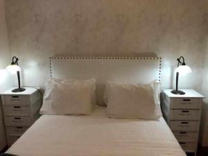 En eller flere senge i et værelse på GuestReady - Vila Rosa - Renovated Seaviews House