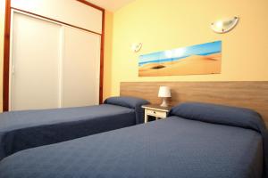 A bed or beds in a room at Apartamentos Strelitzias