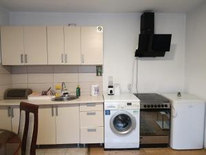 Kuchyň nebo kuchyňský kout v ubytování Apartments Old Town + 14 fotografií