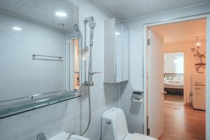 Koupelna v ubytování Roah house