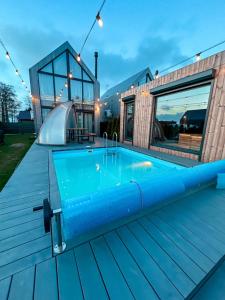 สระว่ายน้ำที่อยู่ใกล้ ๆ หรือใน Namas su PRIVAČIU BASEINU, SAUNA IR KUBILU!