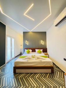 une chambre avec un grand lit dans une pièce dans l'établissement locera resort, à Meppādi