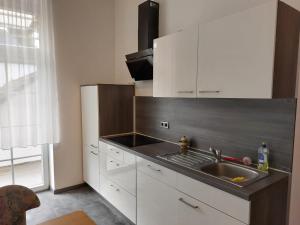 una cocina con fregadero y encimera en Gästezimmer Gasthof Becker, en Wülfrath
